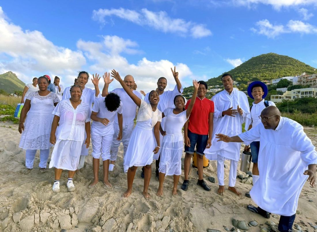 Los recién bautizados celebrando en la playa