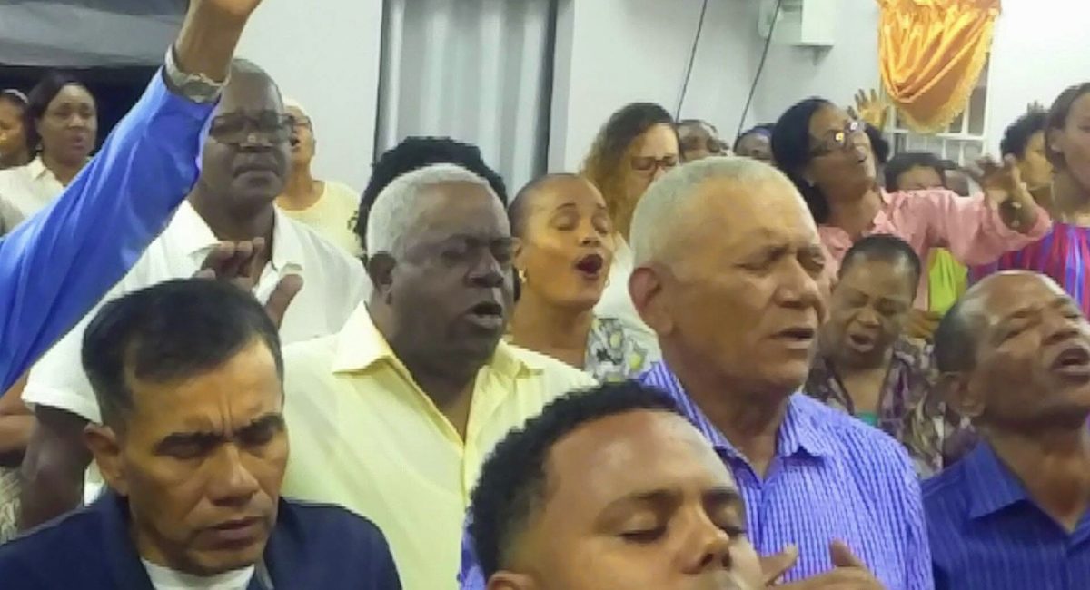 Adorando juntos en el culto