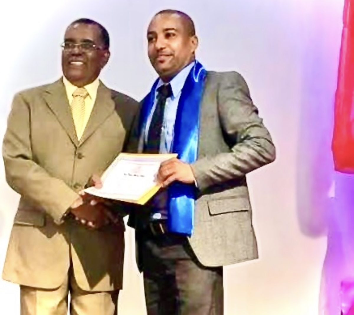 Entrega de certificado de graduación