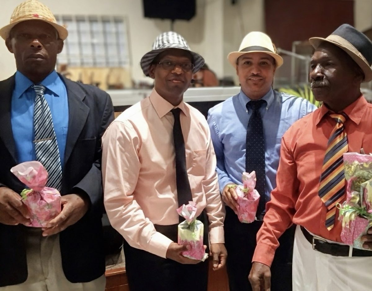 Caballeros reconocidos con un obsequio