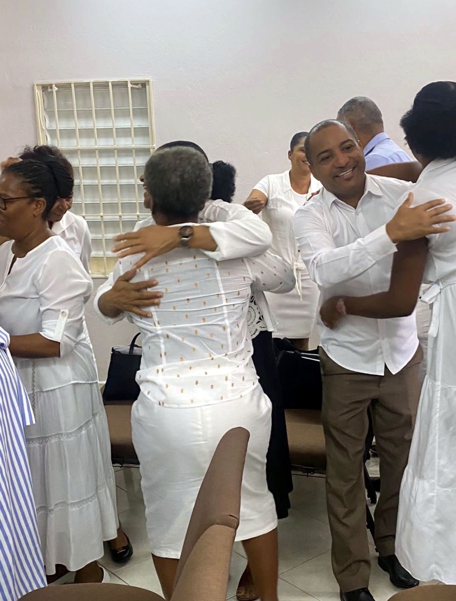 Abrazo de hermandad después de la Santa Cena