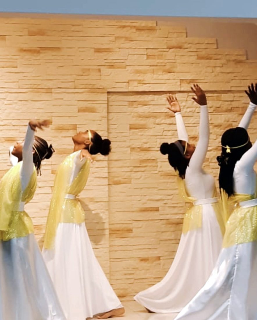 Ministerio de Danza adorando con los brazos en alto
