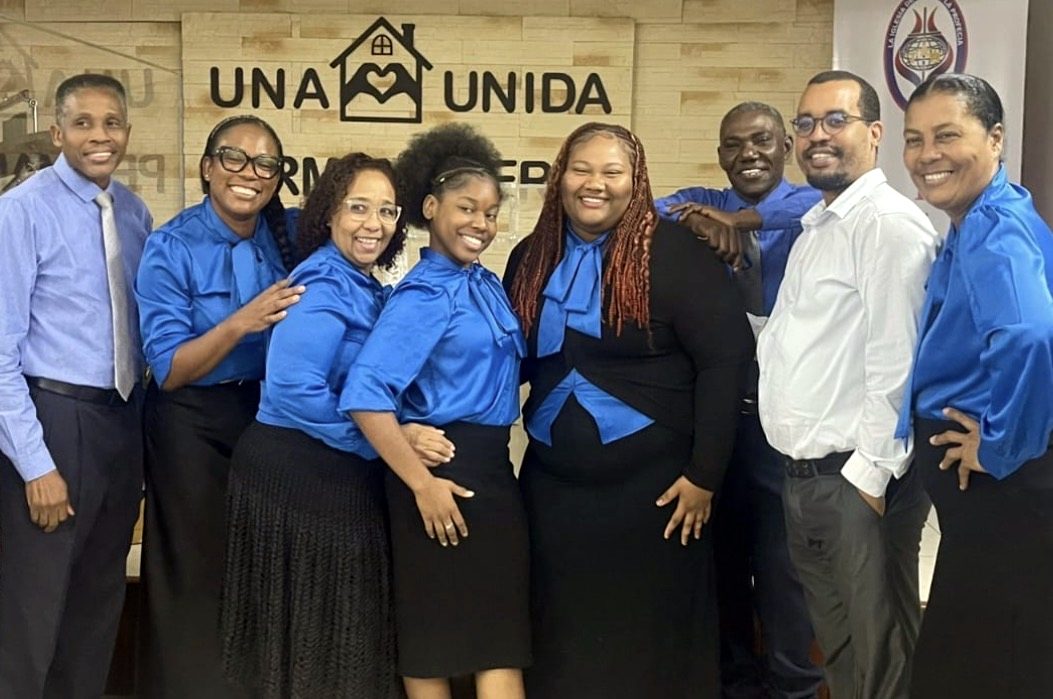 El equipo de alabanza vestido de azul
