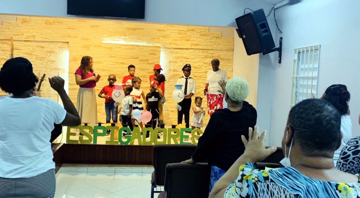 Los Espigadores presentando en el culto