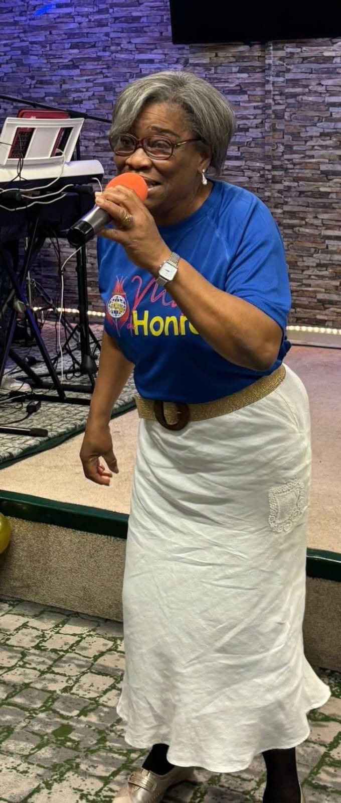 La hermana Gloria Morachel, «la mujer de fuego», alabando