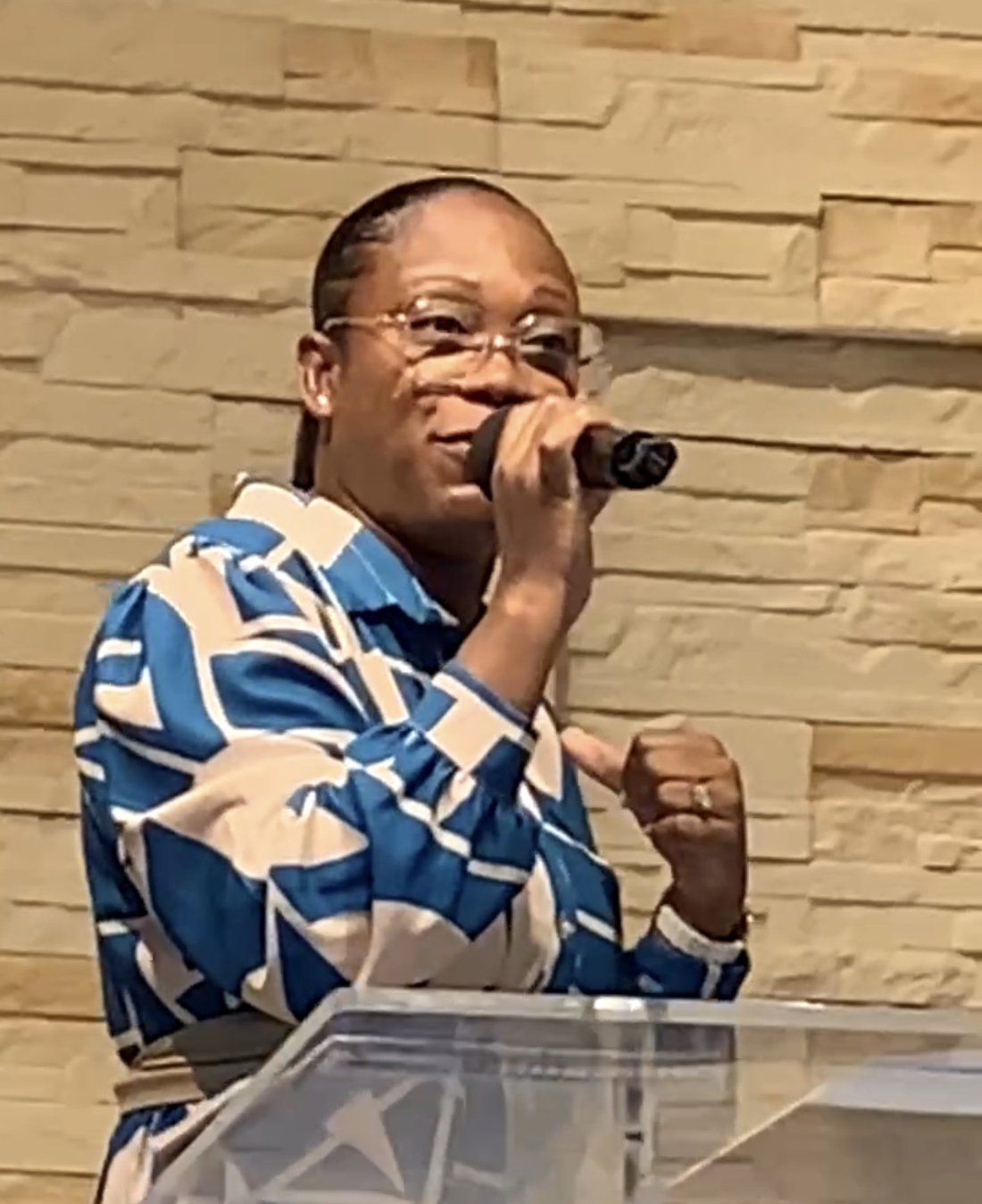 La hermana Johanny Zapata ministrando en el culto
