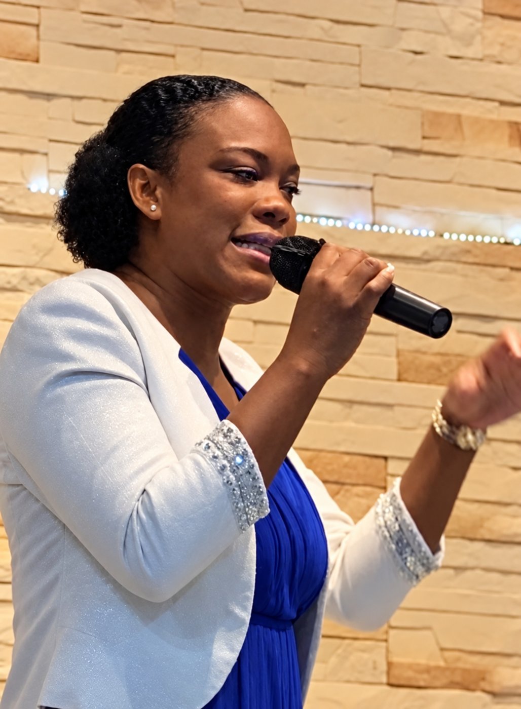 Hermana Johanny Zapata cantando