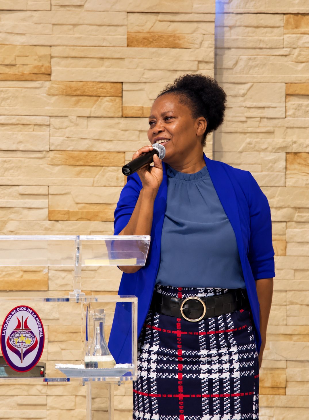 Hermana Mariana Alcántara ministrando desde el púlpito