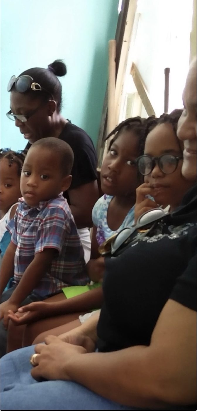 Niños y hermanas reunidos