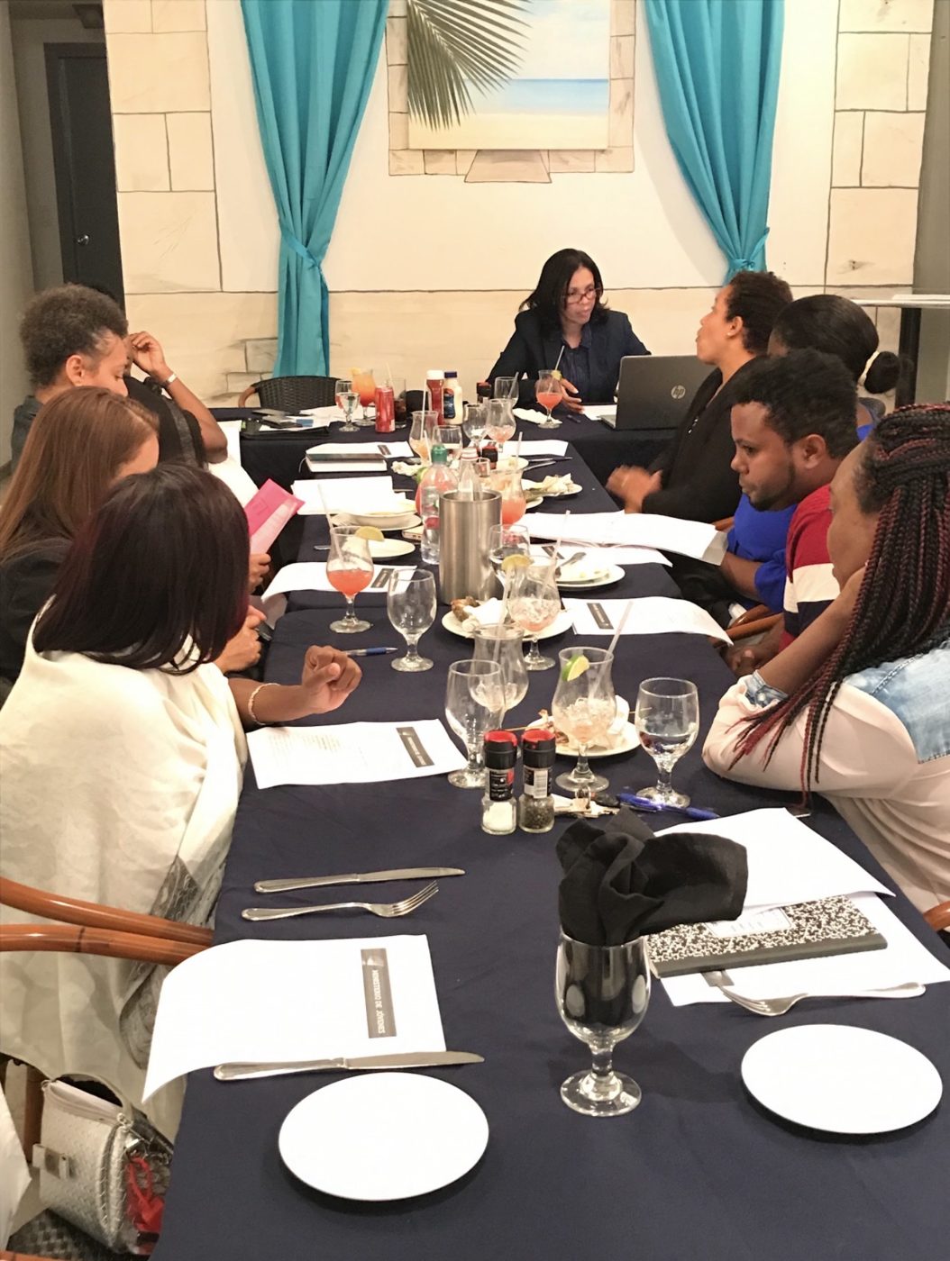 Líderes de jóvenes reunidos para planificar